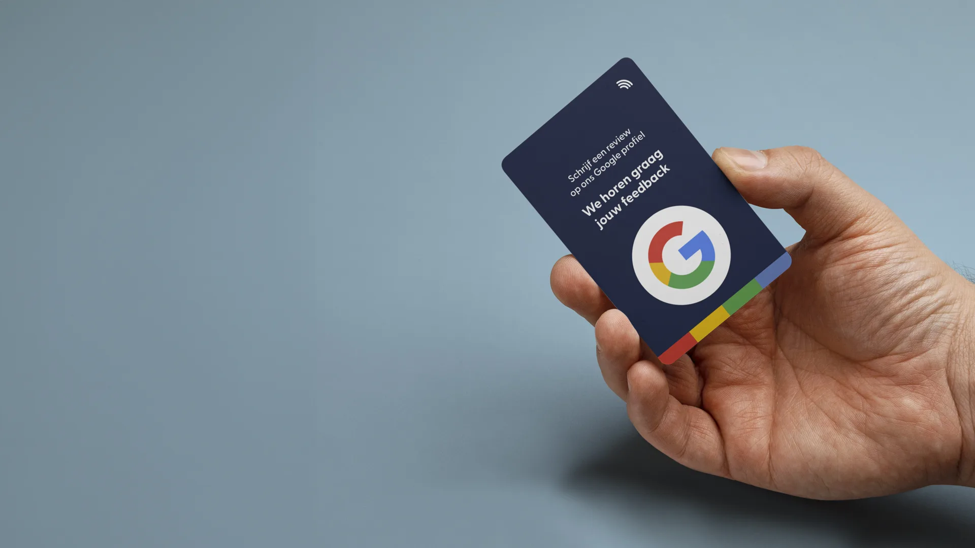 Tap, Deel en Verbind met Qraphy 32 Google Reviewkaart in hand