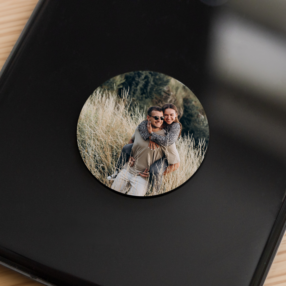 NFC Sticker geplakt op de achterkant van een mobiel met een opdruk van een stel